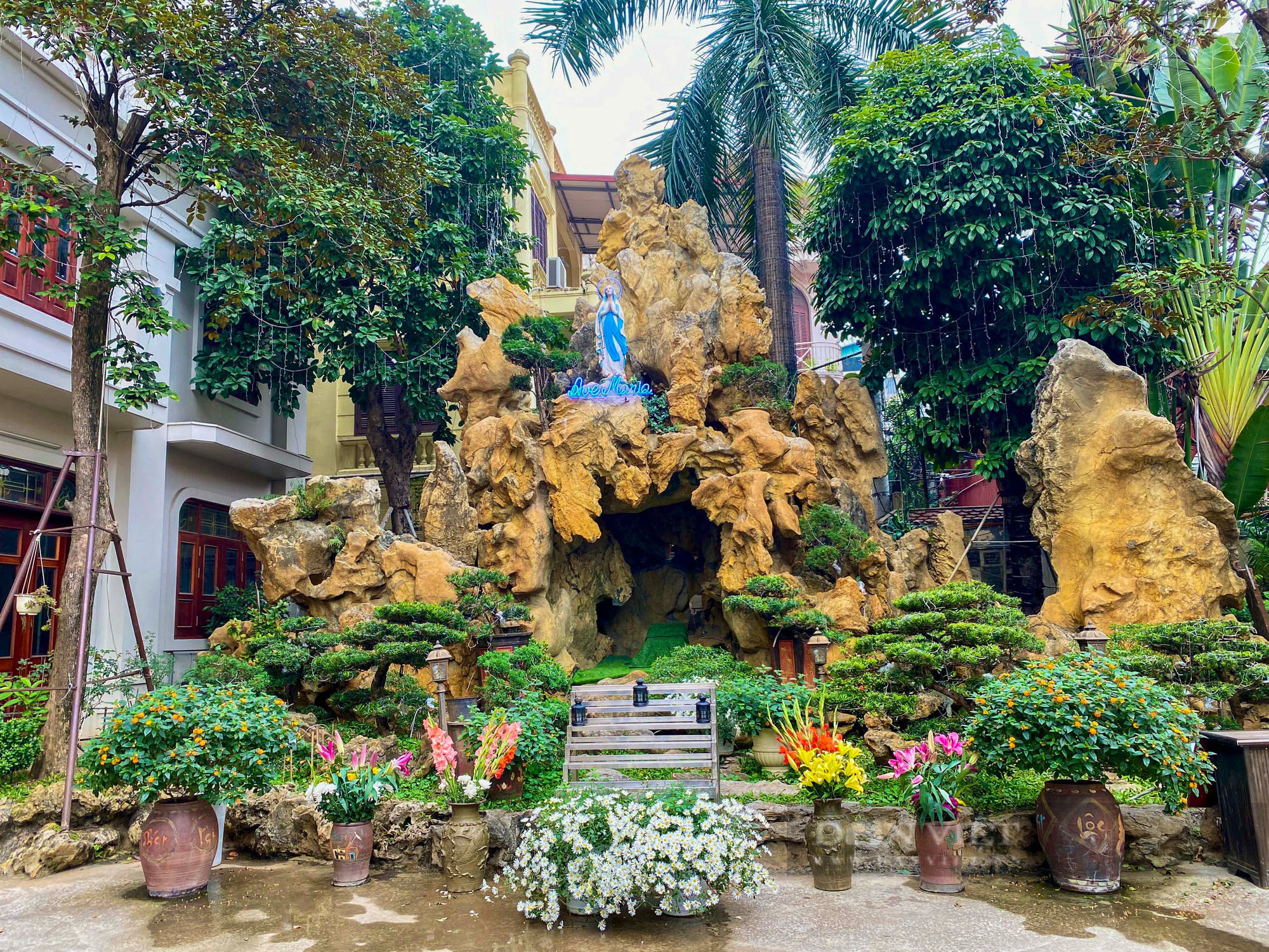 Nhà thờ, trung tâm thương mại trang hoàng trước thềm Giáng sinh - Ảnh 9.