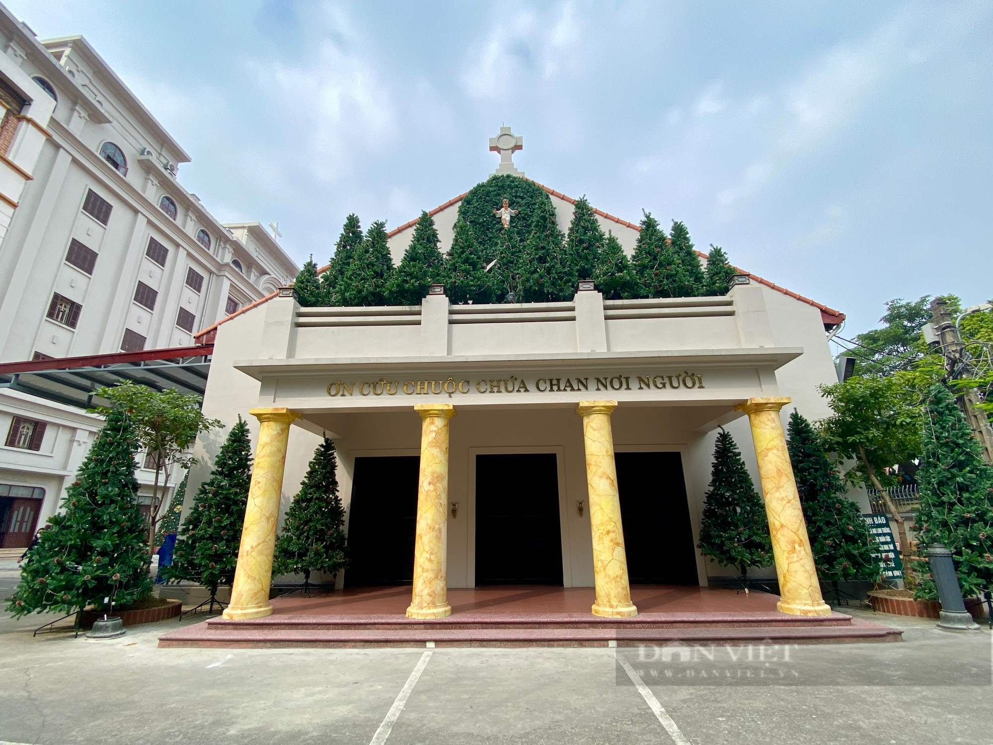 Nhà thờ, trung tâm thương mại trang hoàng trước thềm Giáng sinh - Ảnh 7.