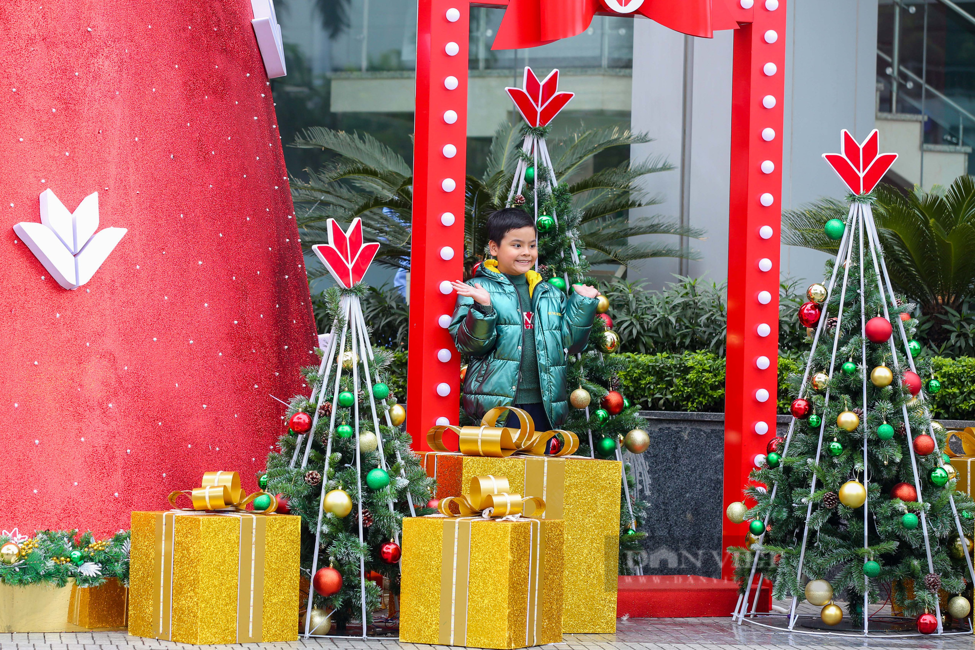 Nhà thờ, trung tâm thương mại trang hoàng trước thềm Giáng sinh - Ảnh 11.