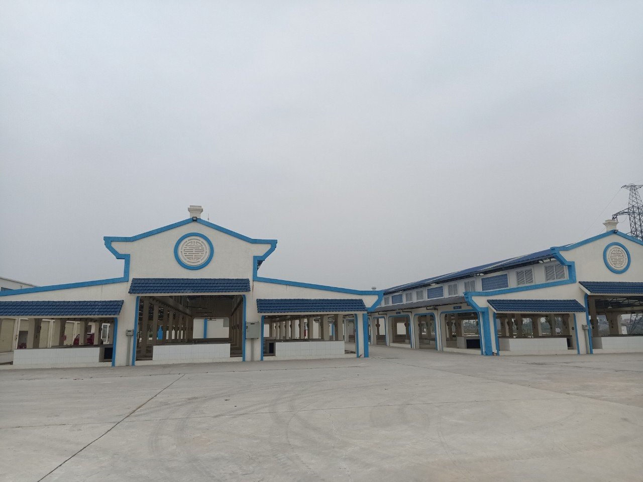 Hải Dương: Chợ dân sinh chật hẹp, dân thà tràn ra đường bán hàng chứ không vào chợ mới - Ảnh 5.