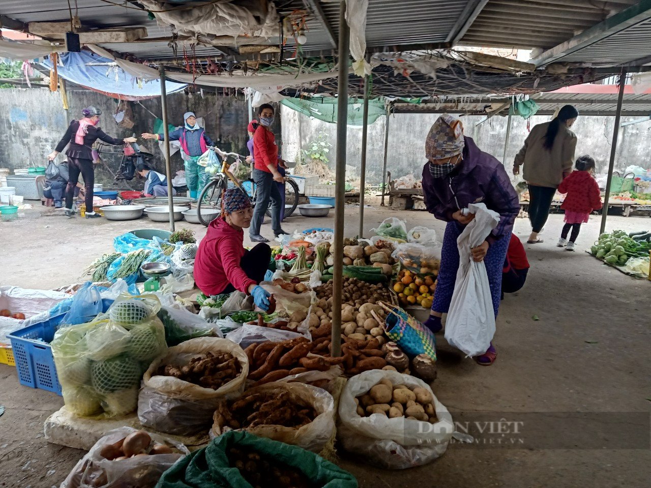 Hải Dương: Chợ dân sinh chật hẹp, dân thà tràn ra đường bán hàng chứ không vào chợ mới - Ảnh 2.