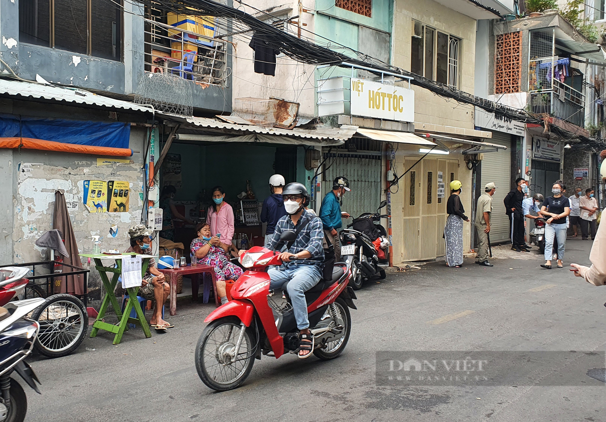 Bánh mì bà Huynh bị yêu cầu đóng cửa vì quá đông, trưa mở lại thì phát phiếu, hẹn tối tới lấy - Ảnh 1.