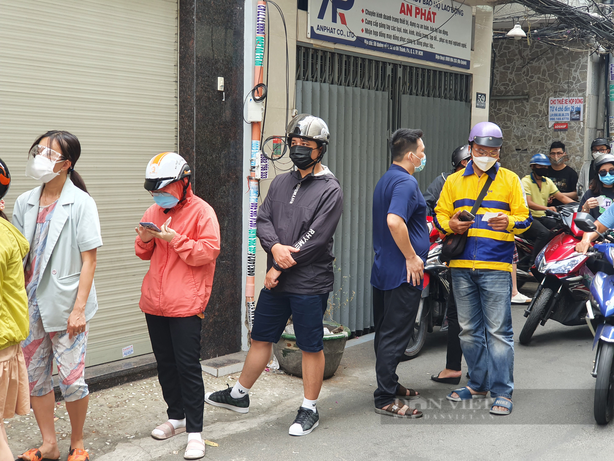 Bánh mì bà Huynh bị yêu cầu đóng cửa vì quá đông, trưa mở lại thì phát phiếu, hẹn tối tới lấy - Ảnh 4.