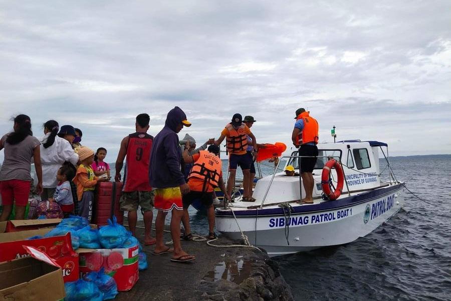 Siêu bão Rai đổ bộ Philippines, cả trăm nghìn người sơ tán - Ảnh 3.