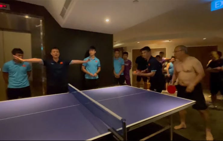 Tin sáng (17/12): HLV Park Hang-seo lộ &quot;cảnh nóng&quot;, CĐV thi nhau &quot;thả tim&quot; - Ảnh 1.