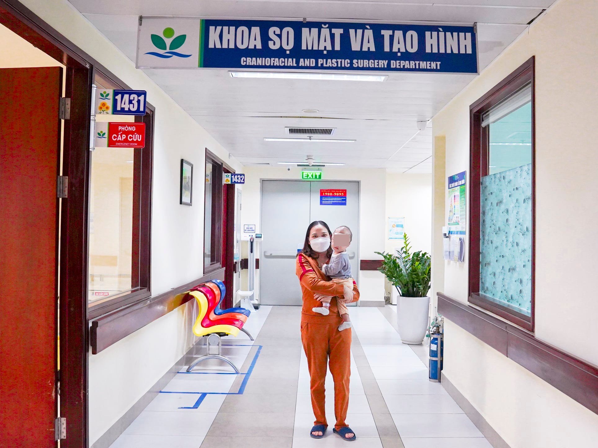 &quot;Giải cứu&quot; bé gái mắc dị tật sọ mặt hiếm gặp, chưa từng được nhắm mắt - Ảnh 2.