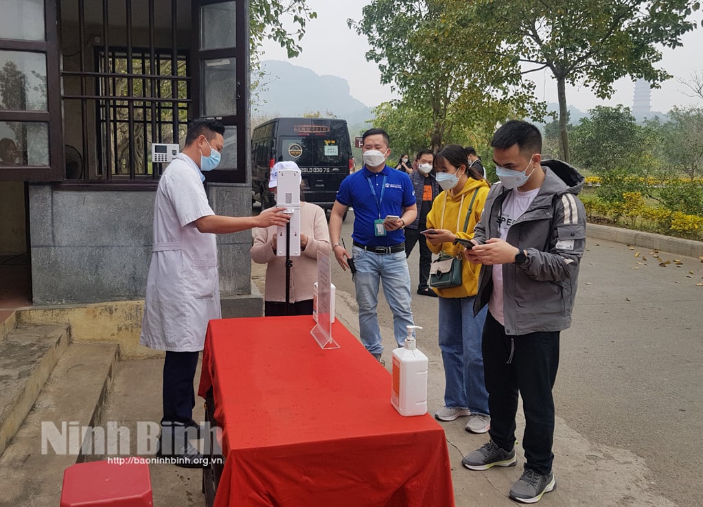 Bộ Y tế thông tin về việc Ninh Bình cách ly tập trung người về từ Hà Nội - Ảnh 1.