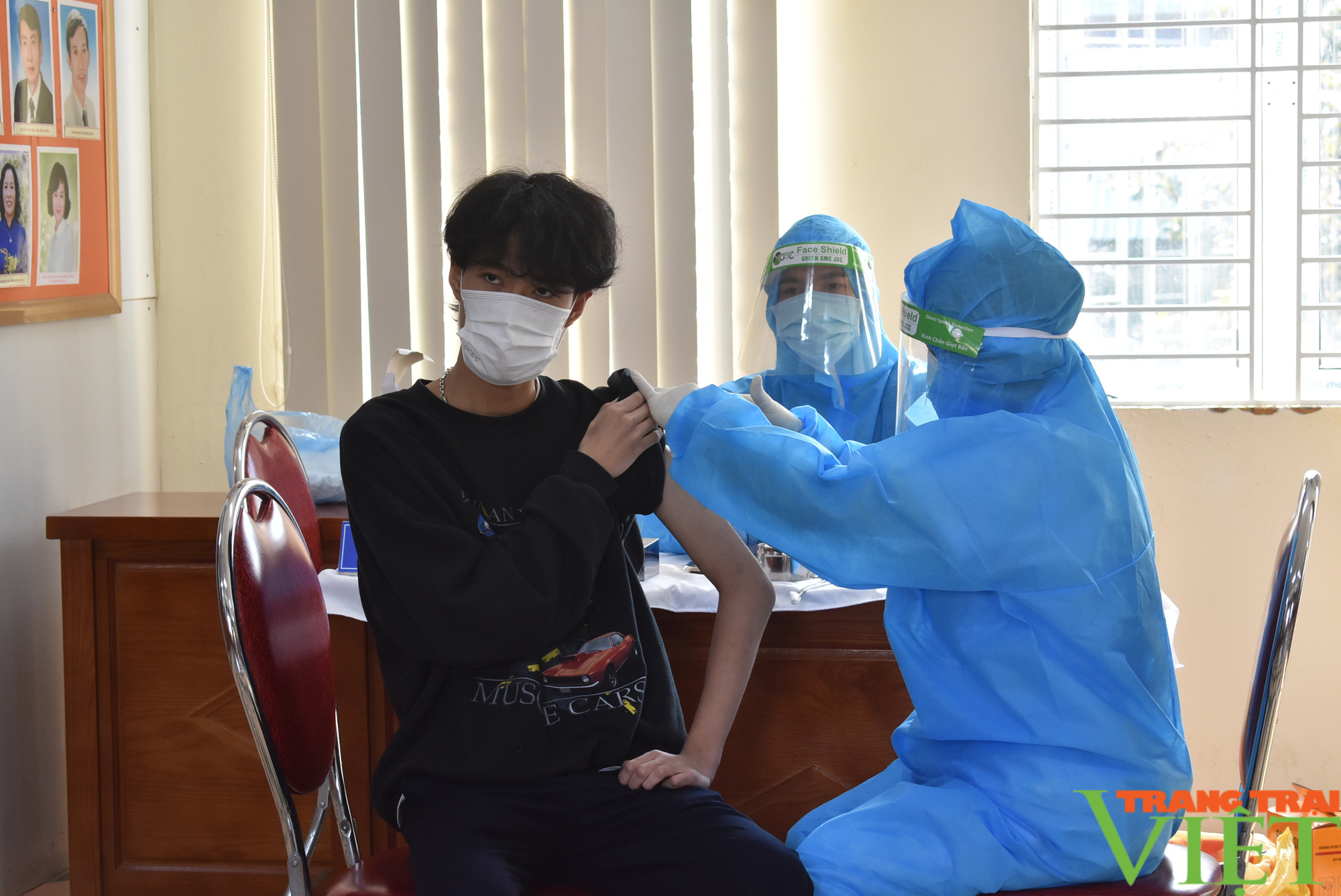 Hoà Bình: Đẩy nhanh tiến độ tiêm vaccine mũi 2 phòng Covid-19 cho người dân - Ảnh 1. Hoà Bình: Đẩy nhanh tiến độ tiêm vaccine mũi 2 phòng Covid-19 cho người dân - Ảnh 1.