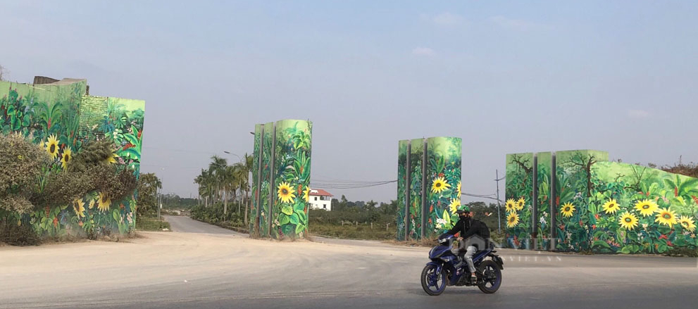Con đường bích họa dài nhất Hà Nội &quot;xuống sắc&quot; cực thảm sau hơn một năm hoàn tành - Ảnh 1.