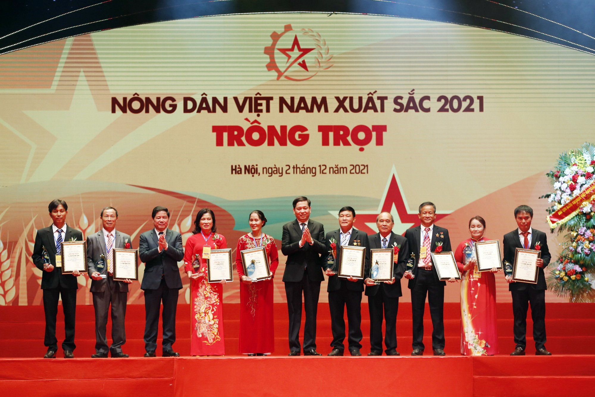 Lễ tôn vinh và trao danh hiệu cho 63 “Nông dân Việt Nam xuất sắc 2021” - Ảnh 2.