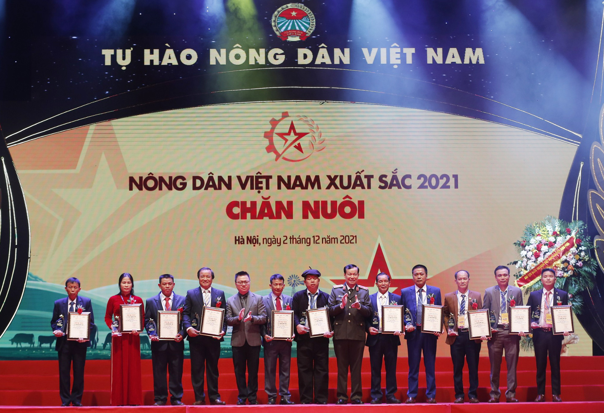 Lễ tôn vinh và trao danh hiệu cho 63 “Nông dân Việt Nam xuất sắc 2021” - Ảnh 2.