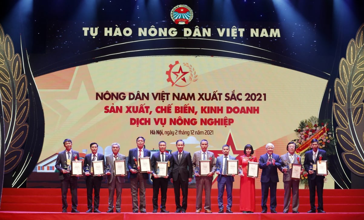 Lễ tôn vinh và trao danh hiệu cho 63 “Nông dân Việt Nam xuất sắc 2021” - Ảnh 2.