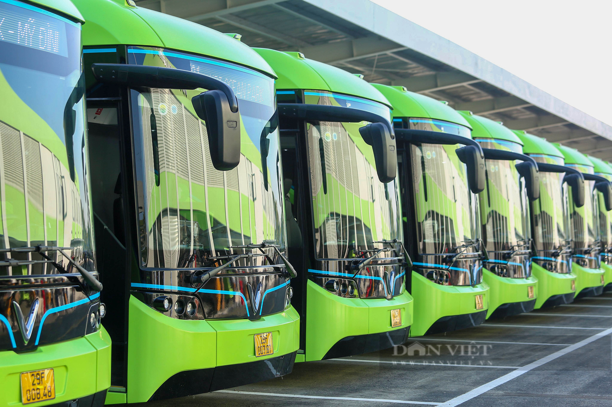 Tận mắt chứng kiến nội thất bên trong những chiếc xe buýt điện lăn bánh đầu tiên ở Việt Nam - Ảnh 1.