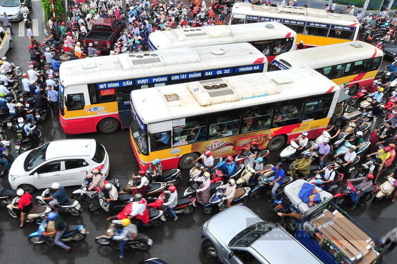 Hà Nội mở thêm 14 làn đường riêng cho xe buýt: Chuyên gia giao thông nói gì? - Ảnh 1.
