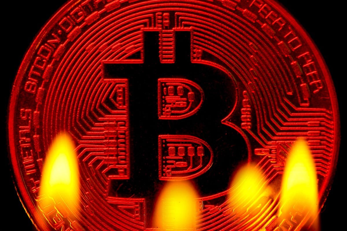 Công nghệ đằng sau bitcoin tạo điều kiện cho các khoản thanh toán rẻ hơn, nhưng đồng tiền này quá dễ bay hơi để thực hiện thanh toán - tăng giá một ngày và giảm sâu vào ngày tiếp theo. Ảnh: @AFP.