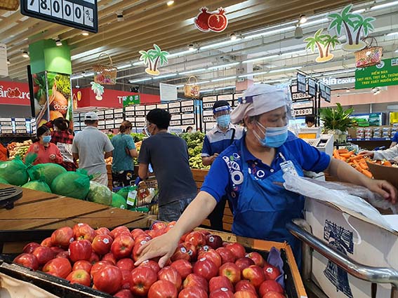 TP HCM bảo đảm cung ứng đủ hàng Tết - Ảnh 1.