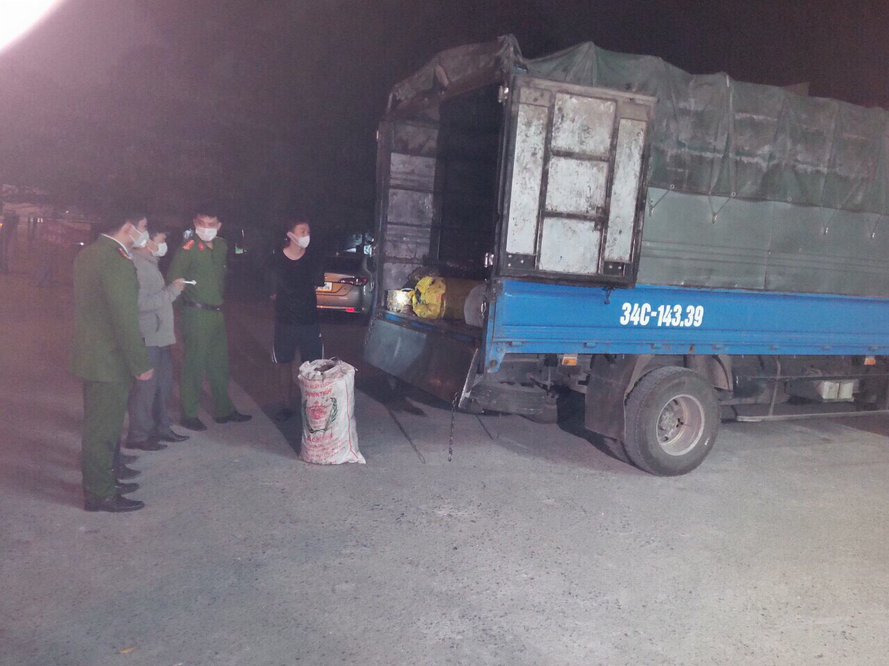 Kinh hoàng hàng nghìn kg lợn chết, tóp mỡ, bì lợn bẩn bị chặn bắt ngay trong đêm tối - Ảnh 1. Kinh hoàng hàng nghìn kg lợn chết, tóp mỡ, bì lợn bẩn bị chặn bắt ngay trong đêm tối - Ảnh 1.