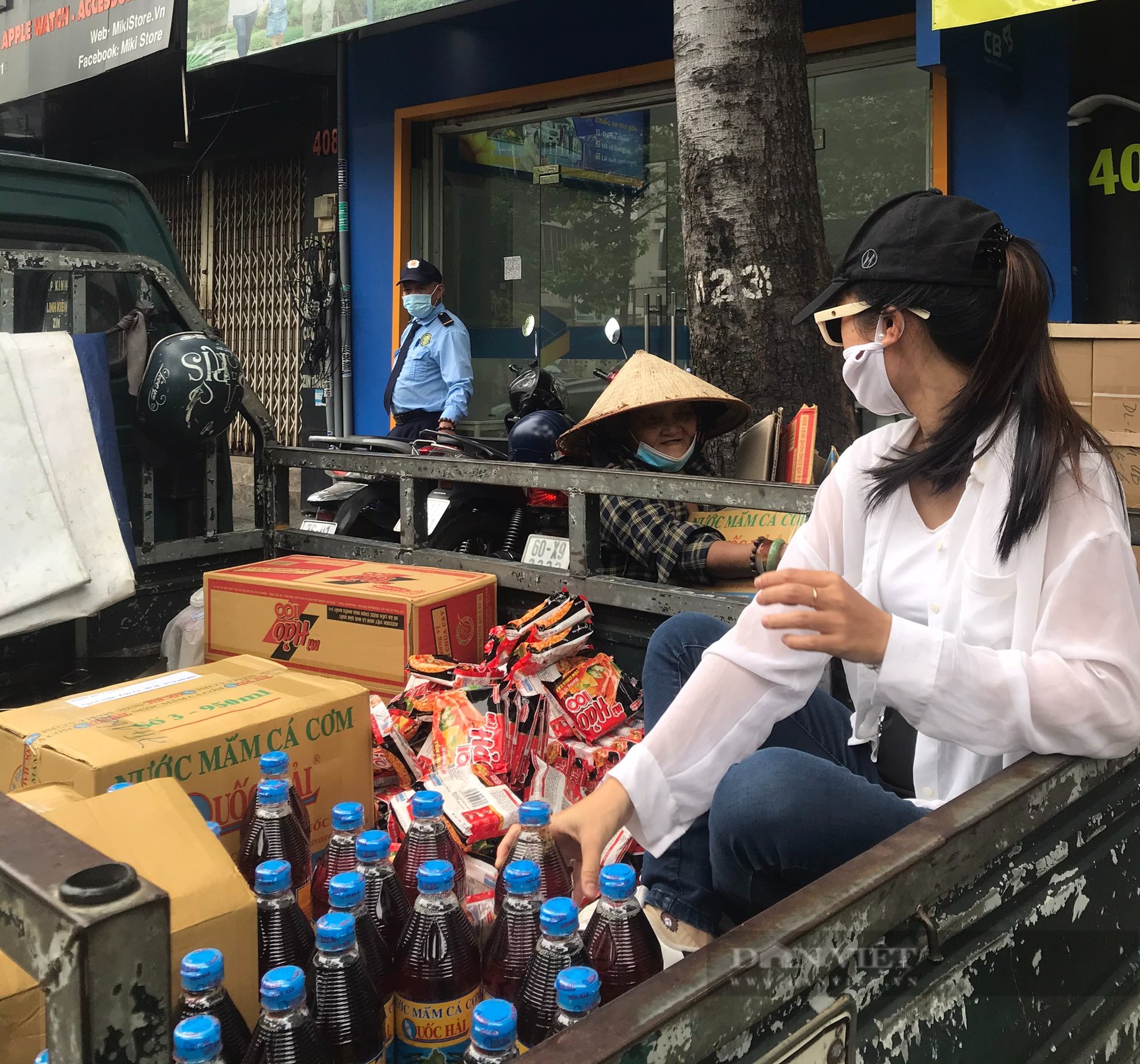 Cô giáo đạp xe khắp Sài Gòn làm thiện nguyện: “Không sợ Covid-19, chỉ sợ người ta khó khăn…” - Ảnh 3.