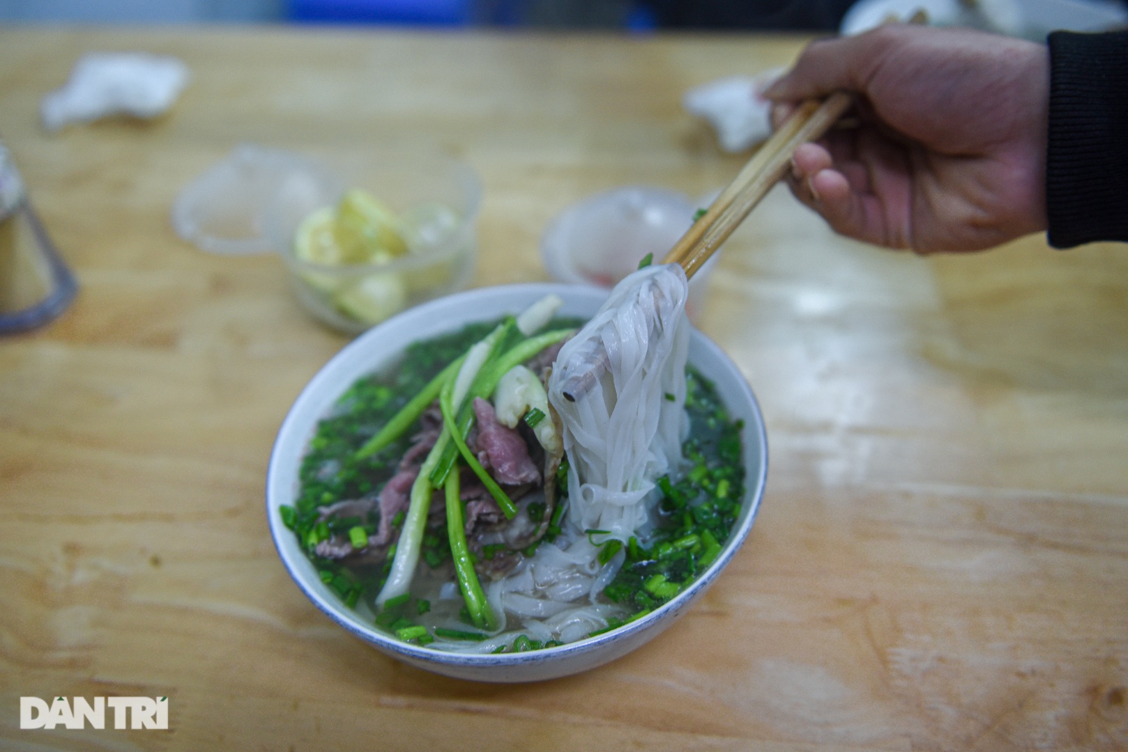 Lạ lùng quán phở &quot;Sướng&quot;, 30 năm bán &quot;đắt xắt ra miếng&quot; ở Hà Nội - Ảnh 1.
