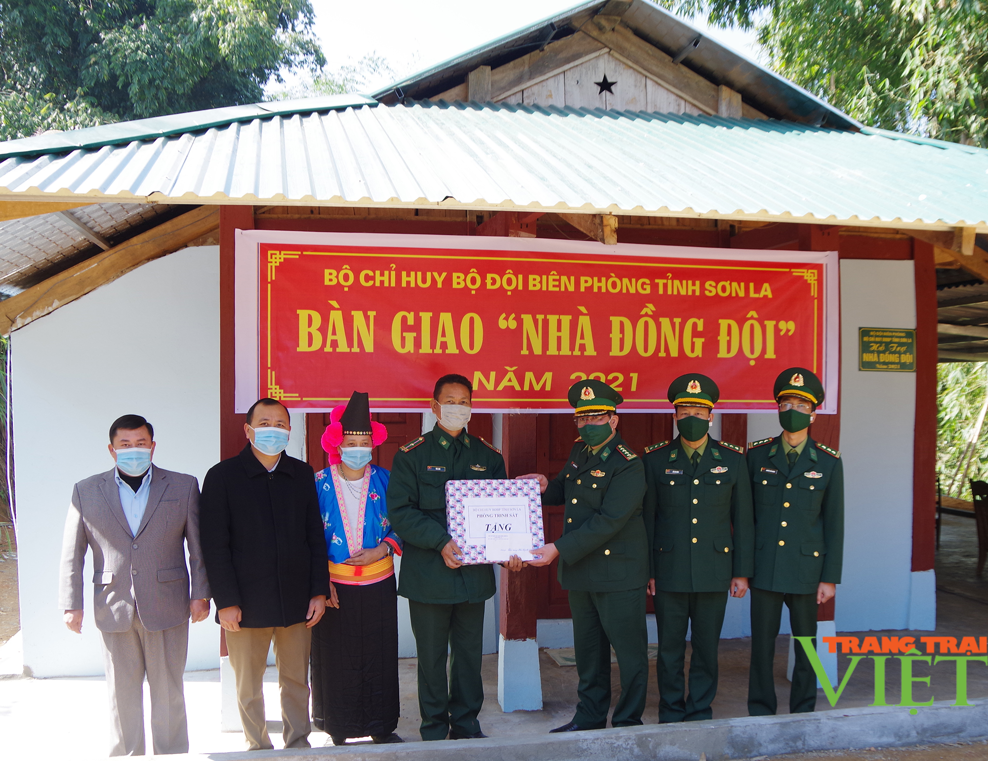 Sơn La trao nhà đồng đội cho quân nhân có hoàn cảnh khó khăn - Ảnh 1.