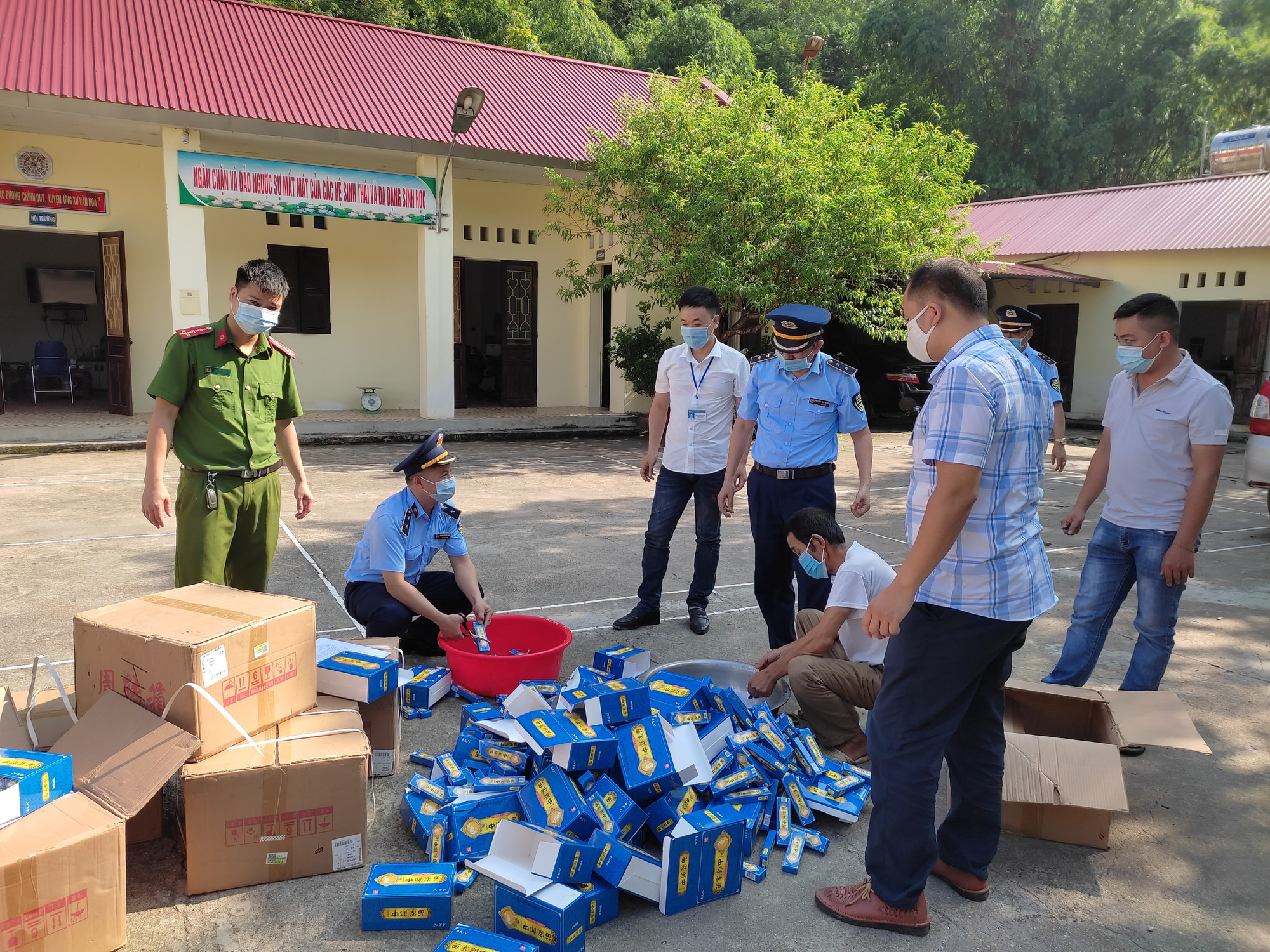 Cục quản lý thị trường Lạng Sơn “tóm gọn” nhiều vụ vận chuyển hàng hóa không rõ nguồn gốc - Ảnh 2.
