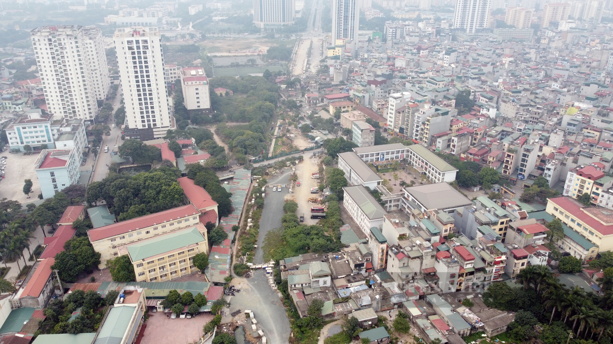 Đường 8 làn xe nối 2 vành đai dang dở, thành nơi đổ rác, phế thải - Ảnh 8.