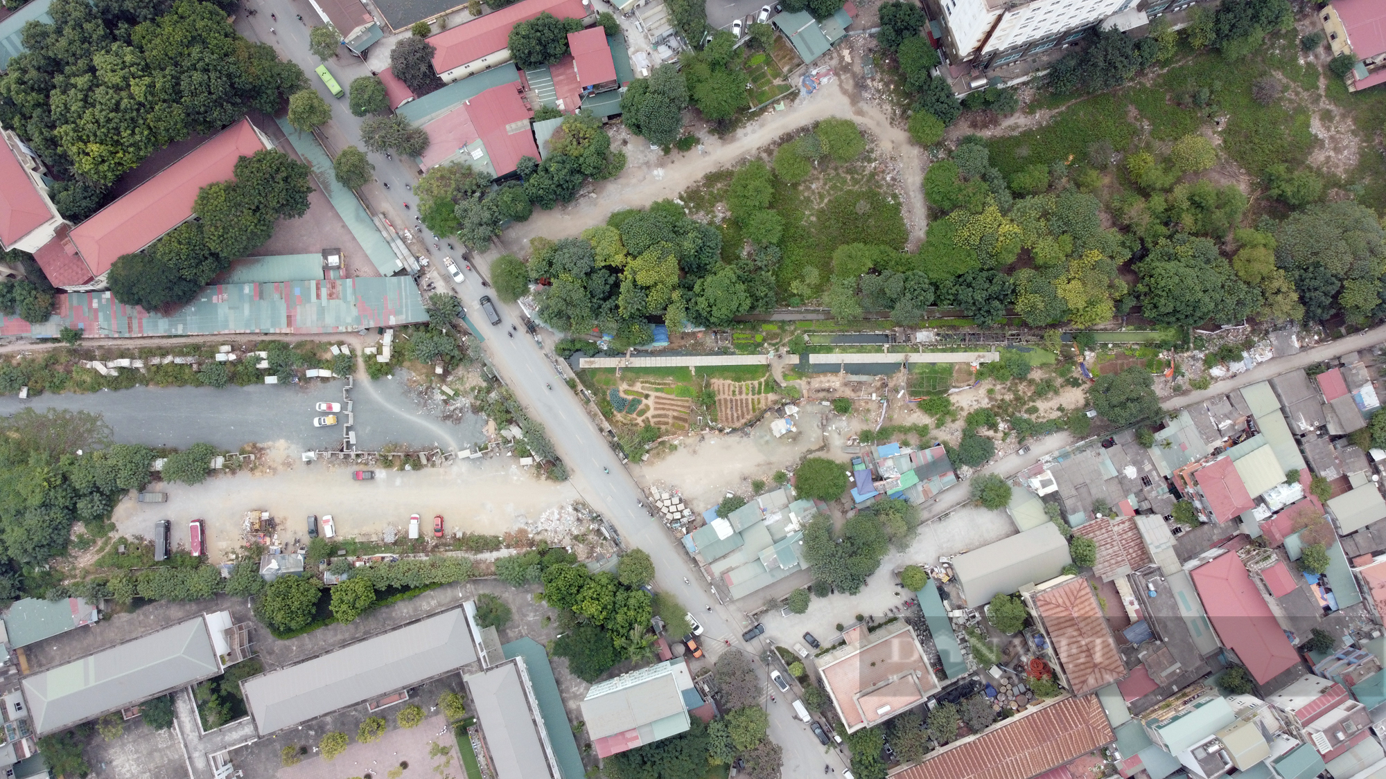 Đường 8 làn xe nối 2 vành đai dang dở, thành nơi đổ rác, phế thải - Ảnh 10.