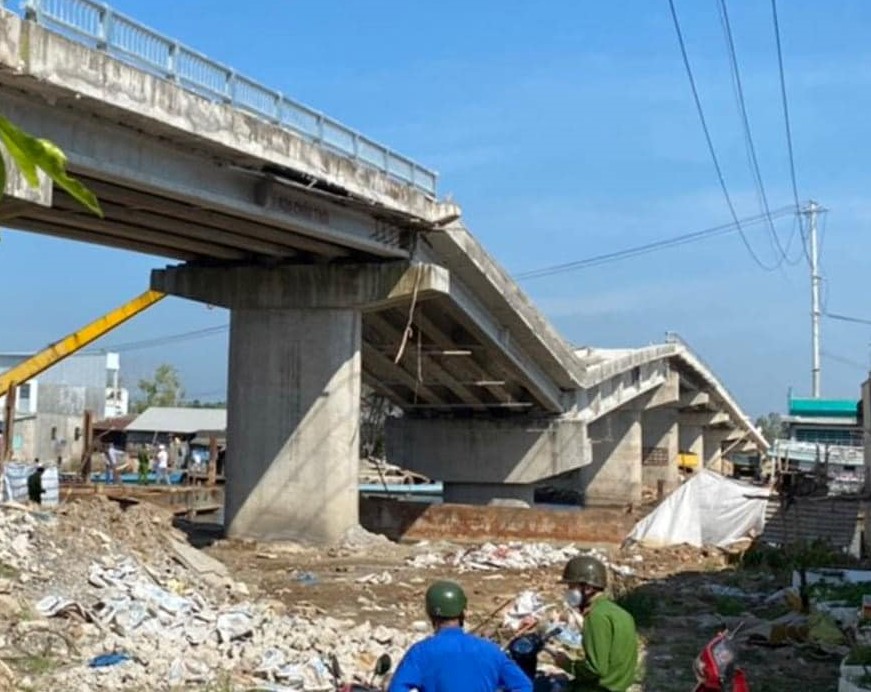 Cà Mau: Cầu 54 tỷ đồng sắp hoàn thành thì sập nhịp dẫn - Ảnh 1.