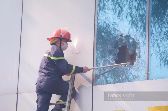 Hà Nội: Cháy lớn nhà 2 tầng trên phố Tôn Đức Thắng, cảnh phát phá kính dập lửa chi nhánh ngân hàng - Ảnh 3.