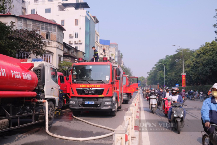 Hà Nội: Cháy lớn nhà 2 tầng trên phố Tôn Đức Thắng, cảnh phát phá kính dập lửa chi nhánh ngân hàng - Ảnh 2.