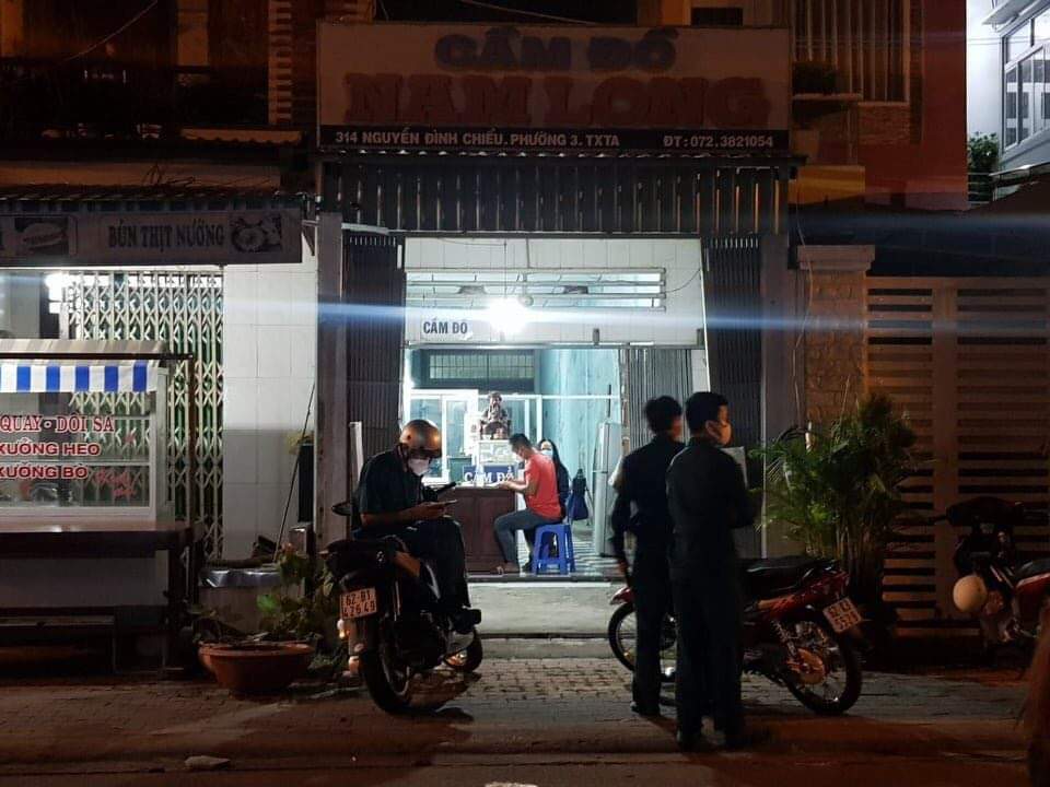 Long An: Hung hãn cướp tiệm cầm đồ, đâm con gái chủ nhà bị thương - Ảnh 1.