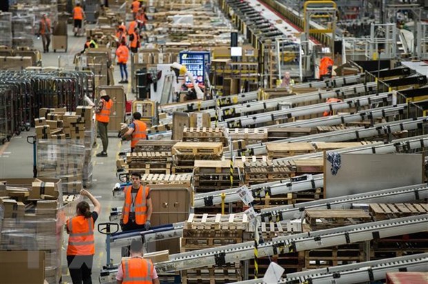 Ngành bán lẻ toàn cầu thay đổi để thích ứng COVID-19 - Ảnh 1.
