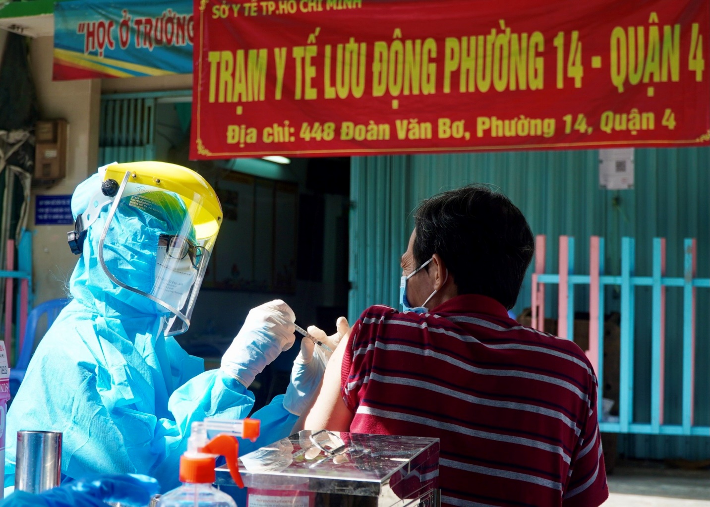 Hôm nay, gần 31.000 người  Covid-19 khỏi bệnh, vui đón Giáng sinh với gia đình - Ảnh 2.