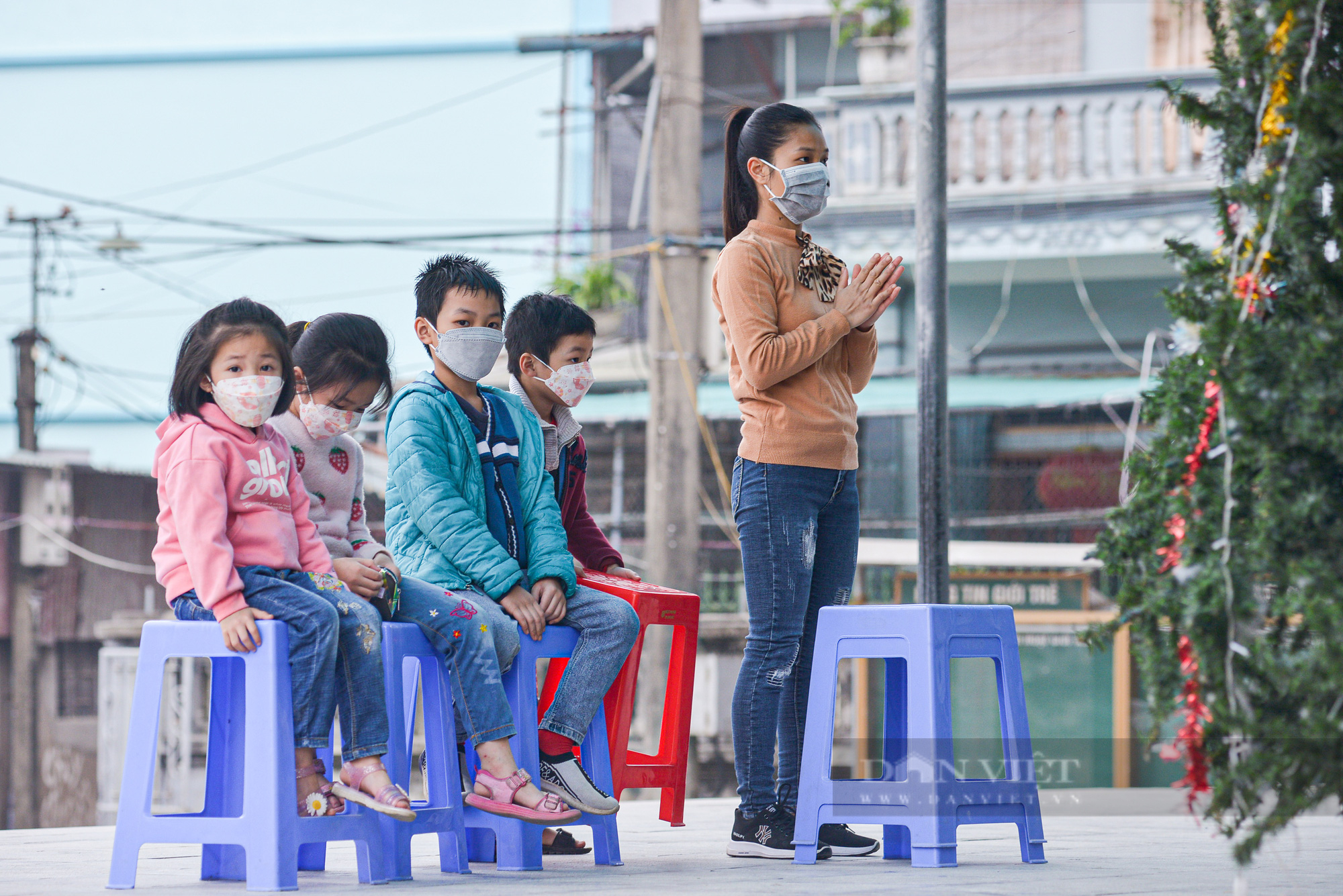 Không khí rộn ràng tại xứ đạo ở ngoại thành Hà Nội, trang hoàng rực rỡ đón Giáng Sinh - Ảnh 9.