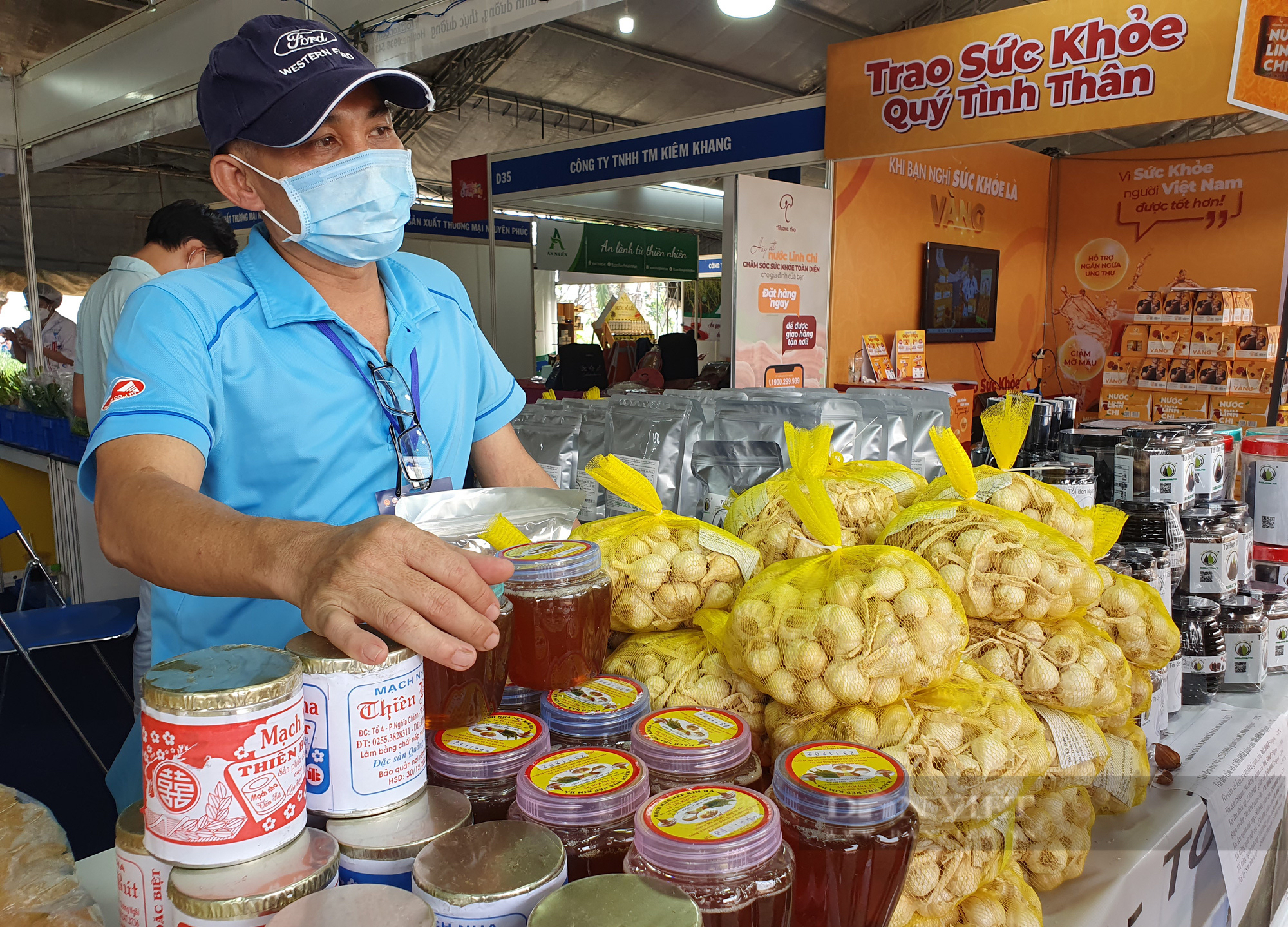 Đặc sản 3 miền ùn ùn đổ về Sài Gòn, người dân tranh thủ mua ăn Tết sớm - Ảnh 3.