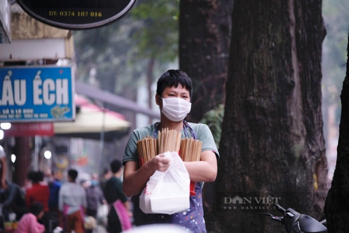 Dừng ăn uống tại chỗ ở “vùng cam”, dân sang “vùng vàng”, Hà Nội có nên thay đổi phương án chống dịch? - Ảnh 1.
