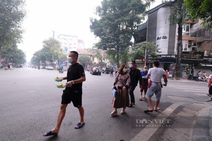 Bi hài: Quán phở nổi tiếng Hà Nội ở vùng cam &quot;lách luật&quot;, tất bật bê sang vùng vàng bán cho khách - Ảnh 1.