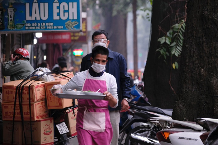 Bi hài: Quán phở nổi tiếng Hà Nội ở vùng cam &quot;lách luật&quot;, tất bật bê sang vùng vàng bán cho khách - Ảnh 2.