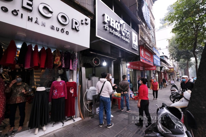 Bi hài: Quán phở nổi tiếng Hà Nội ở vùng cam &quot;lách luật&quot;, tất bật bê sang vùng vàng bán cho khách - Ảnh 4.