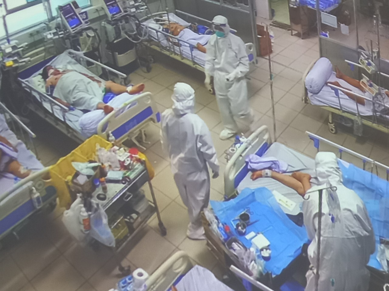 Nhân viên y tế công nghỉ việc giữa dịch Covid-19 kỳ IV: Cần chính sách để giữ &quot;tâm&quot;, giữ &quot;sức&quot; - Ảnh 2.