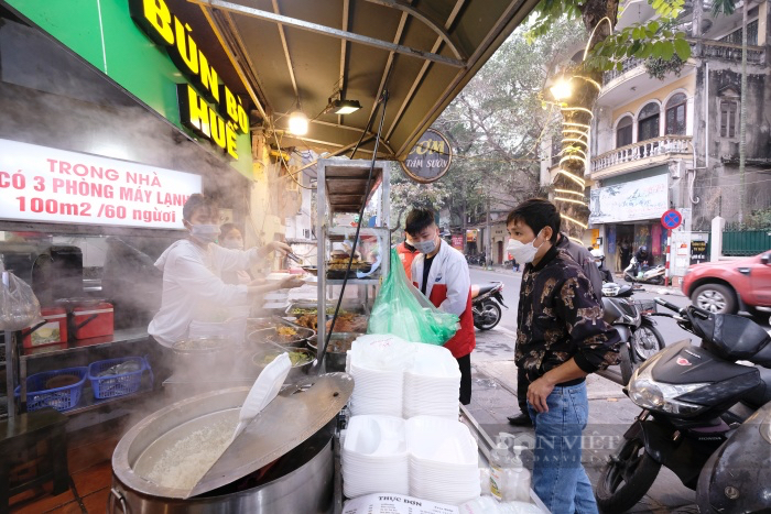 Trải lòng chủ hàng ăn uống ở quận nội thành Hà Nội: &quot;Được bán hàng mang về là may mắn rồi&quot; - Ảnh 4.