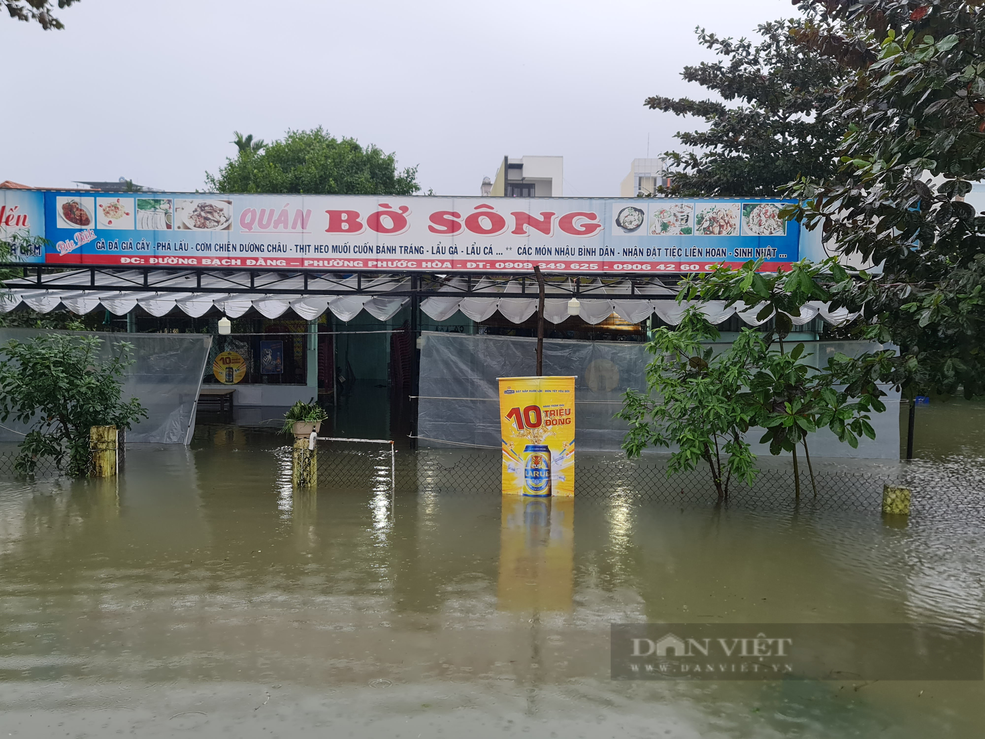Quảng Nam: Mưa lớn những ngày cuối năm, người dân bì bõm trong nước lũ - Ảnh 3.
