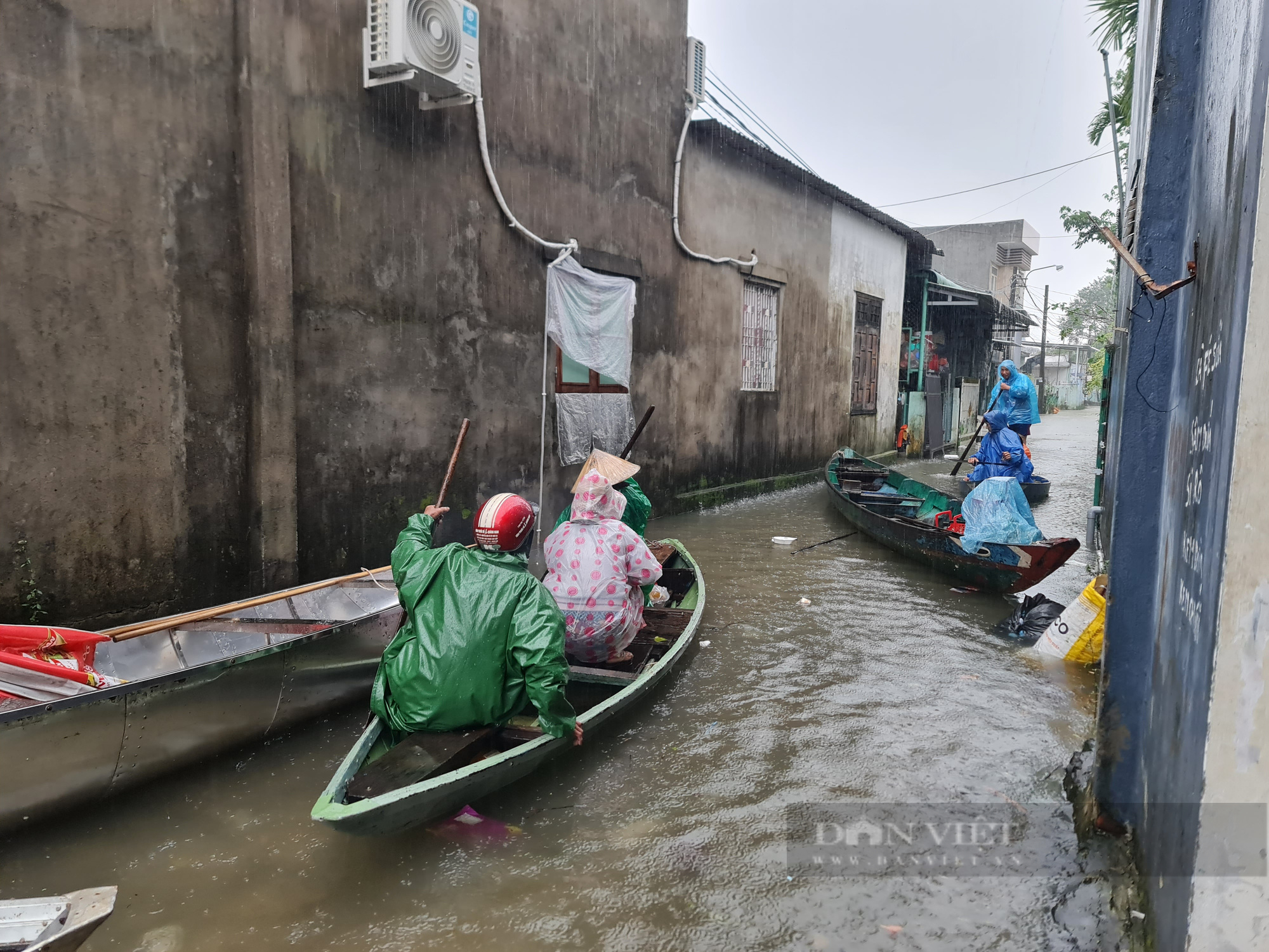 Quảng Nam: Mưa lớn những ngày cuối năm, người dân bì bõm trong nước lũ - Ảnh 7.