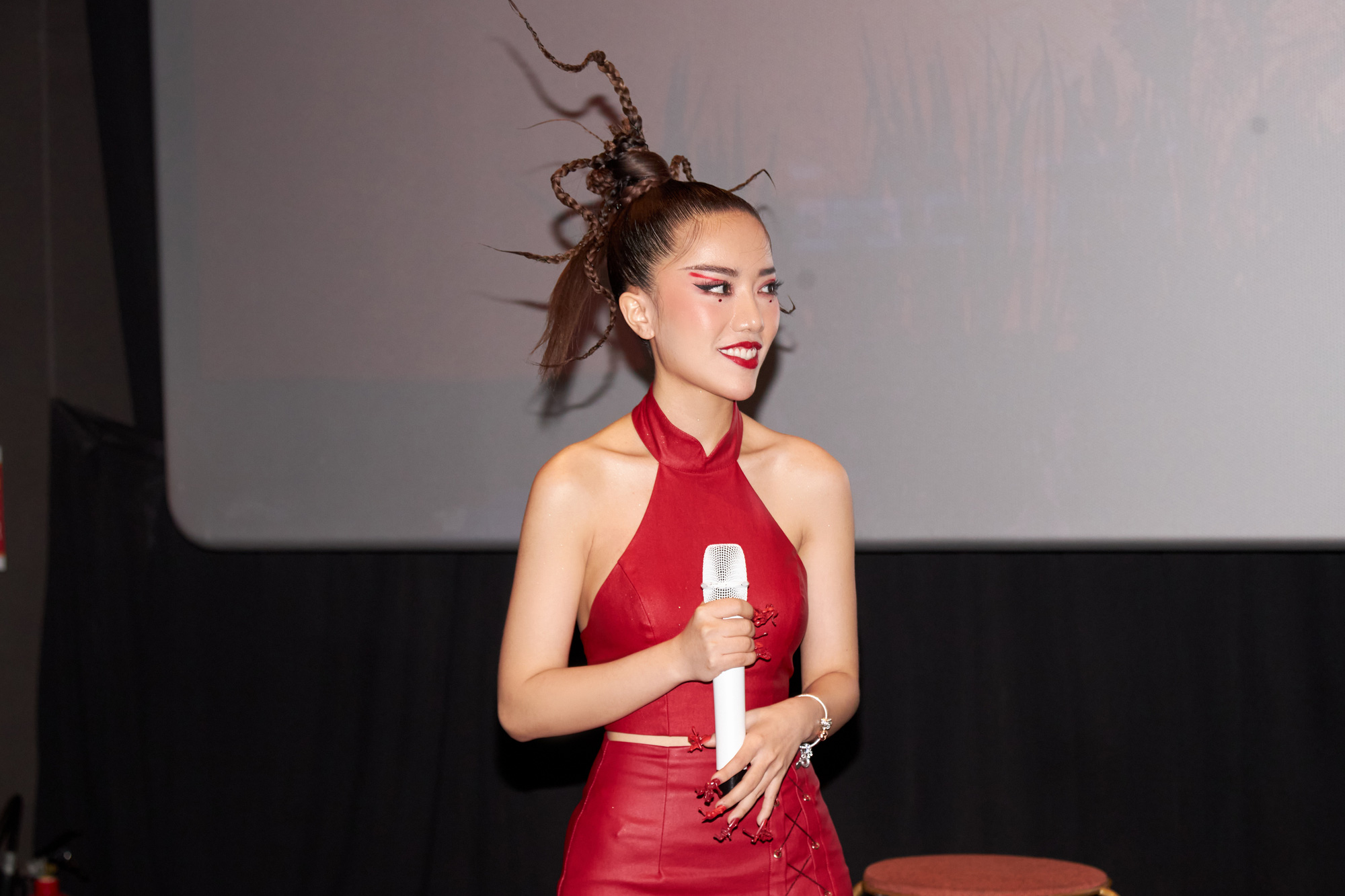 Phùng Khánh Linh: &quot;Tôi mong muốn giọng hát của mình như một loại nhạc cụ&quot; - Ảnh 1.