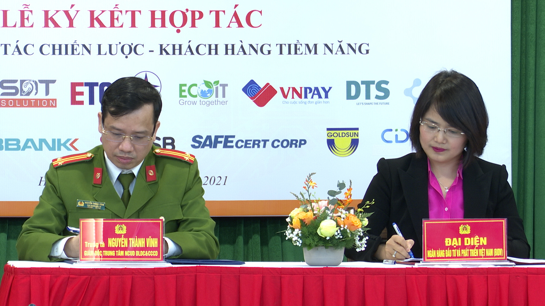 BIDV tiên phong sử dụng CCCD gắn chip trong giao dịch ngân hàng - Ảnh 1.