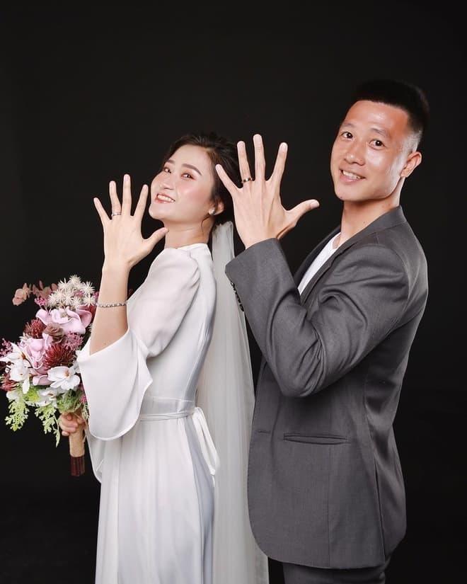 Hôn thê xinh đẹp lên tiếng về &quot;nghi án&quot; tiền vệ Nguyễn Huy Hùng &quot;gọi gái về chơi&quot; - Ảnh 1.