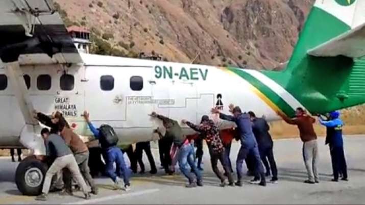 Video: Máy bay bị nổ lốp, hành khách hì hục đẩy ra khỏi đường băng - Ảnh 1.