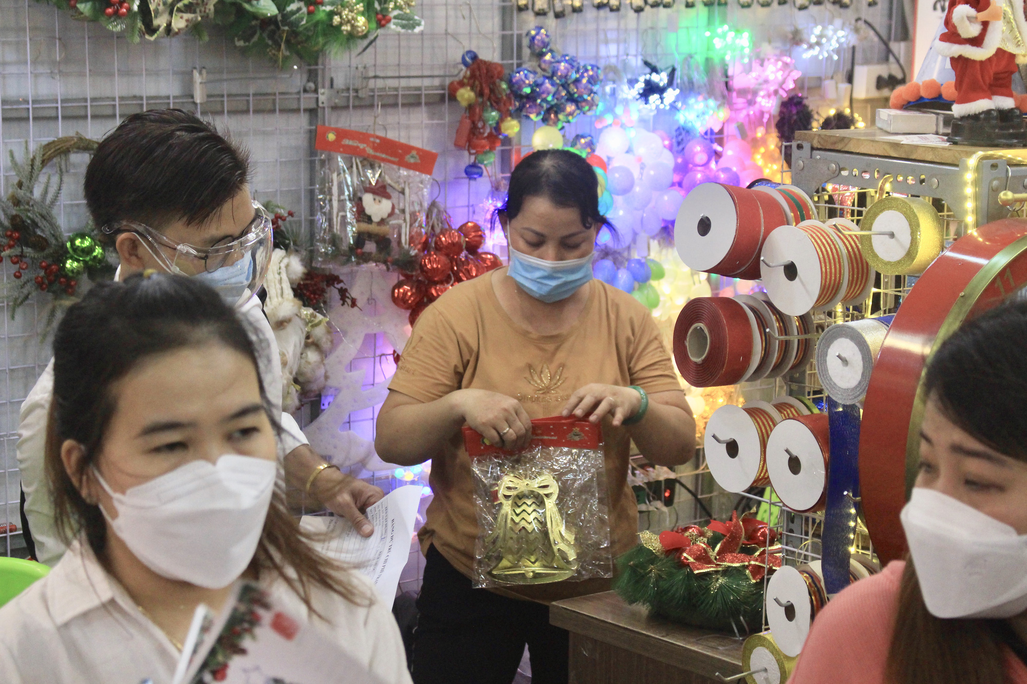 Thông nhập khẩu có gì mà nhà giàu chi vài chục triệu chơi Giáng sinh? - Ảnh 9.