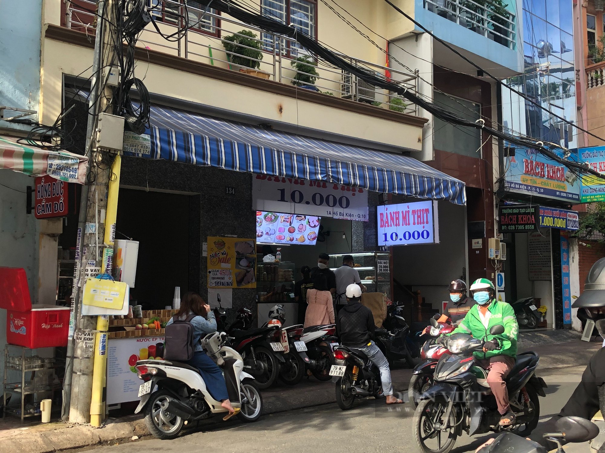 Tấm lòng vàng trong ổ bánh mì 10 ngàn - Ảnh 1.