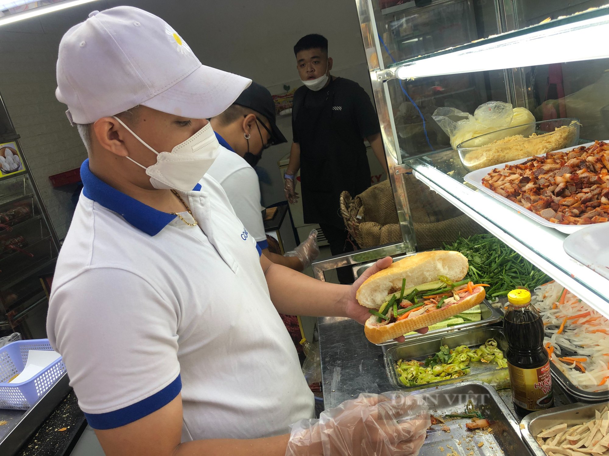 Tấm lòng vàng trong ổ bánh mì 10 ngàn - Ảnh 2.